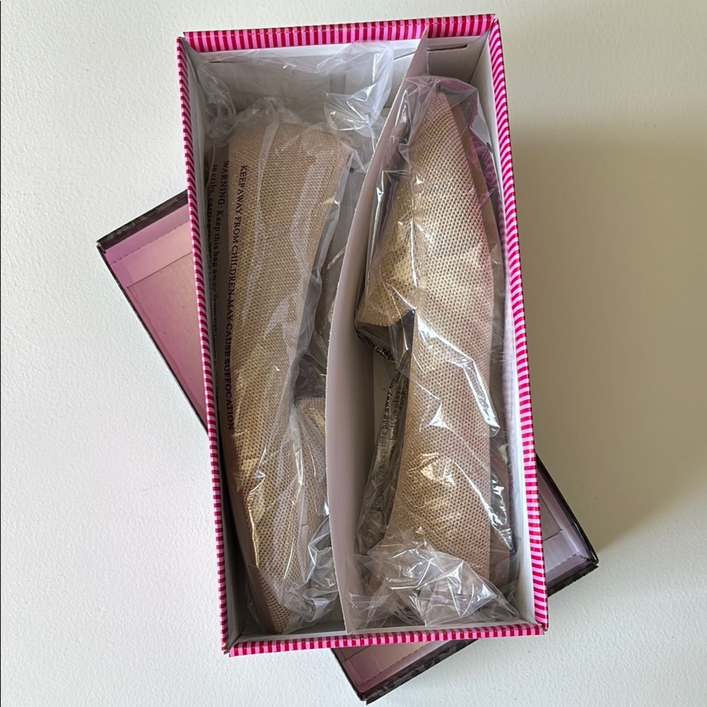 Super cute neutral flats